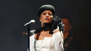 Певица Zivert травмировалась во время йоги