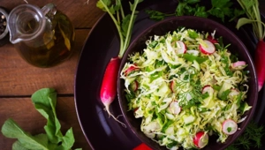 Простой и вкусный весенний салат, который идеально подойдет к мясу: пошаговый рецепт