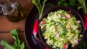 Простой и вкусный весенний салат, который идеально подойдет к мясу: пошаговый рецепт