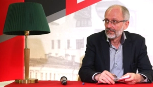 Психолог объяснил любовь 61-летнего Александра Гордона к молодым девушкам