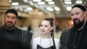 AY YOLA готовится выпустить более глубокий материал после дебютного альбома