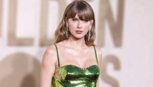 Тейлор Свифт завела дружбу с камнем в новом клипе «Opalite» Тейлор Свифт завела дружбу с камнем в новом клипе «Opalite»