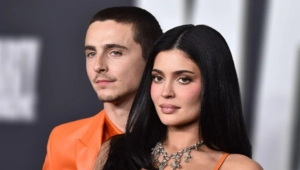 Тимоти Шаламе официально «вписан» в семью Кардашьян‑Дженнер — пока на пряничном домике