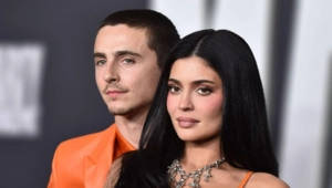 Тимоти Шаламе официально «вписан» в семью Кардашьян‑Дженнер — пока на пряничном домике