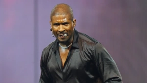 Usher анонсировал новый проект об «определенном периоде» сценической жизни Usher анонсировал новый проект об «определенном периоде» сценической жизни