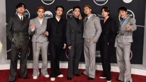 BTS оставили глобальное послание: красные ленты с единственным вопросом появились в разных городах