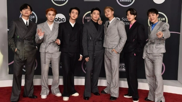 BTS оставили глобальное послание: красные ленты с единственным вопросом появились в разных городах