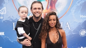 Семью Влада Соколовского запугивают: угрозы сыну, жене и фото на кладбище