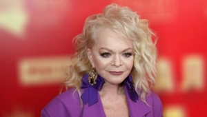 Юрист объяснил, какую компенсацию может потребовать Лариса Долина за продажу масок с ее изображением