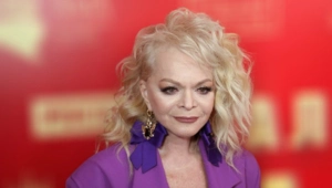 Юрист объяснил, какую компенсацию может потребовать Лариса Долина за продажу масок с ее изображением