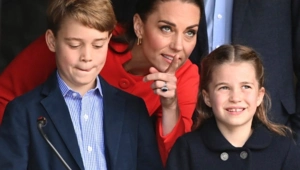 Стало известно, как принцесса Шарлотта отреагировала на онкологию Кейт Миддлтон Стало известно, как принцесса Шарлотта отреагировала на онкологию Кейт Миддлтон