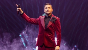 Сергей Лазарев во время концерта отговорил фанатку от необдуманного поступка