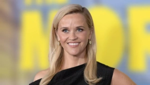 Риз Уизерспун поделилась фотографией с 26-летней дочерью — фанаты не сразу различили «близнецов»