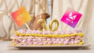 Телеведущие Белькович и Анисимов испекли торт к 30-летию СТС и МУЗ-ТВ