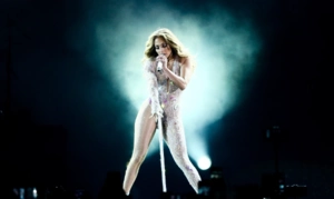 56-летняя Дженнифер Лопес с юмором отреагировала на критику ее откровенных нарядов 56-летняя Дженнифер Лопес с юмором отреагировала на критику ее откровенных нарядов