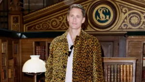 Александр Скарсгард станцевал в стиле Мика Джаггера в новом клипе The Rolling Stones