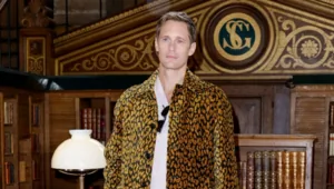 Александр Скарсгард станцевал в стиле Мика Джаггера в новом клипе The Rolling Stones
