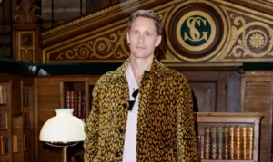 Александр Скарсгард станцевал в стиле Мика Джаггера в новом клипе The Rolling Stones