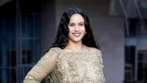 Розалия точит шпагу на «национального сердцееда» в клипе «La Perla» Розалия точит шпагу на «национального сердцееда» в клипе «La Perla»