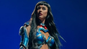 Кэти Перри метнула подаренный торт и угостила им танцоров прямо с пола