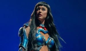 Кэти Перри метнула подаренный торт и угостила им танцоров прямо с пола Кэти Перри метнула подаренный торт и угостила им танцоров прямо с пола