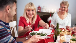 Новогодний стол 55+: вкусно, но без тяжести — идеи легких закусок и горячего