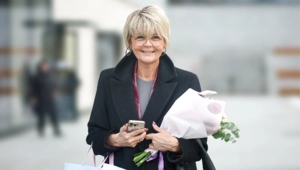 55-летняя Юлия Меньшова объяснила, почему не пытается выглядеть моложе