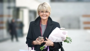 55-летняя Юлия Меньшова объяснила, почему не пытается выглядеть моложе