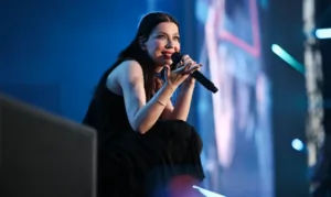 Певица Елка исполнила мечту фотографа с ОВЗ
