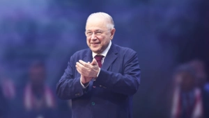 80-летний Евгений Петросян отказался уходить со сцены: «Мы никогда не останавливаемся» 80-летний Евгений Петросян отказался уходить со сцены: «Мы никогда не останавливаемся»