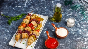 Самые вкусные маринады для шашлыка: классика с луком, кефирный с укропом, медово-горчичный и другие
