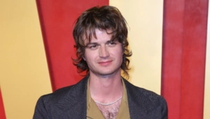 Звезда «Очень странных дел» Джо Кири надел свой костюм Харрингтона на свадьбу друзей