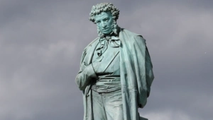 Памятник Пушкину открыли в Париже: на церемонию прибыл потомок и тезка поэта