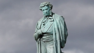 Памятник Пушкину открыли в Париже: на церемонию прибыл потомок и тезка поэта