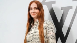 Съемки сериала о Ларе Крофт приостановлены из-за травмы Софи Тернер Съемки сериала о Ларе Крофт приостановлены из-за травмы Софи Тернер