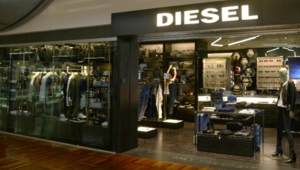 Скончался модельер и основатель бренда Diesel Адриано Гольдшмит Скончался модельер и основатель бренда Diesel Адриано Гольдшмит