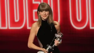 Тейлор Свифт стала самой титулованной артисткой в истории премии MTV VMA