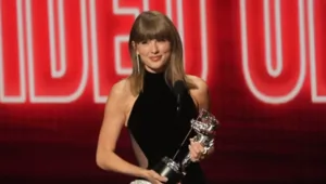Тейлор Свифт стала самой титулованной артисткой в истории премии MTV VMA