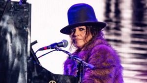 Линда Перри выпустила собственную версию песни «Beautiful», подаренной Кристине Агилере