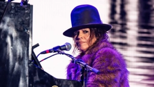 Линда Перри выпустила собственную версию песни «Beautiful», подаренной Кристине Агилере