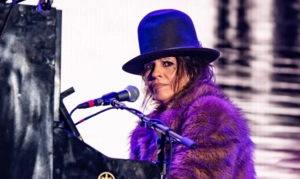 Линда Перри выпустила собственную версию песни «Beautiful», подаренной Кристине Агилере Линда Перри выпустила собственную версию песни «Beautiful», подаренной Кристине Агилере