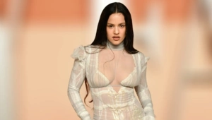 Розалия презентовала клип на песню «Berghain» при участии Björk и Yves Tumor Розалия презентовала клип на песню «Berghain» при участии Björk и Yves Tumor