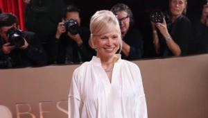 Памела Андерсон вернулась к классическому блонду для выхода на «Золотом глобусе»