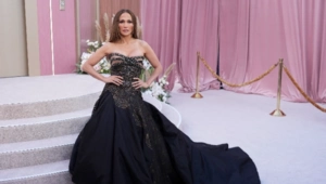 Дженнифер Лопес вышла в свет в платье Versace 2004 года Дженнифер Лопес вышла в свет в платье Versace 2004 года