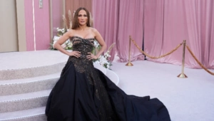 Дженнифер Лопес вышла в свет в платье Versace 2004 года