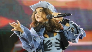 Солистка группы «Винтаж» Анна Плетнева упала со сцены на концерте в Москве: «Палец сломан»