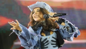 Солистка группы «Винтаж» Анна Плетнева упала со сцены на концерте в Москве: «Палец сломан»