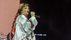 Лола Янг потеряла сознание в разгар выступления на фестивале