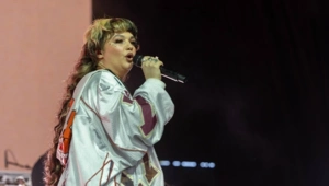Лола Янг потеряла сознание в разгар выступления на фестивале