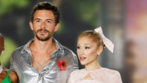 Ариана Гранде и звезда «Бриджертонов» Джонатан Бэйли сыграют в новом мюзикле